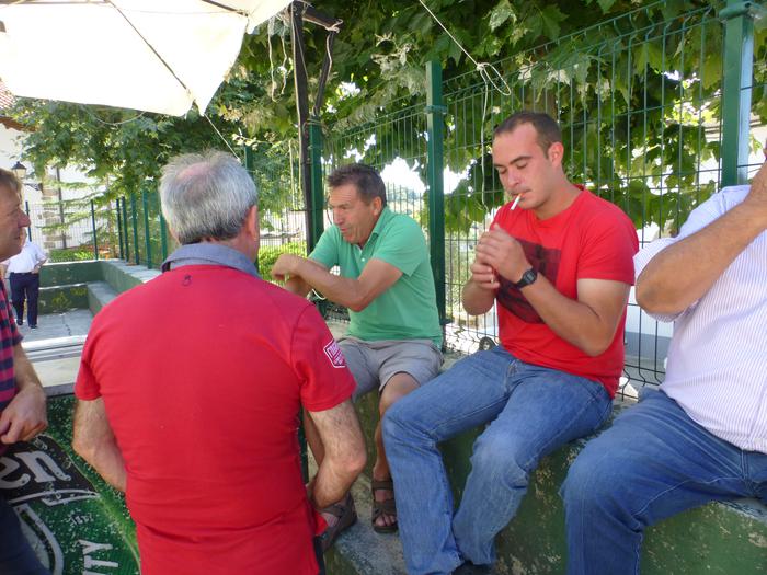 Oraindik ere jendeak erretzen du.