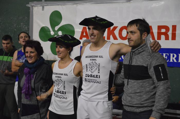 Otxaso Onsalo eta Mikel Eugi txapela jasotzeko momentuan
