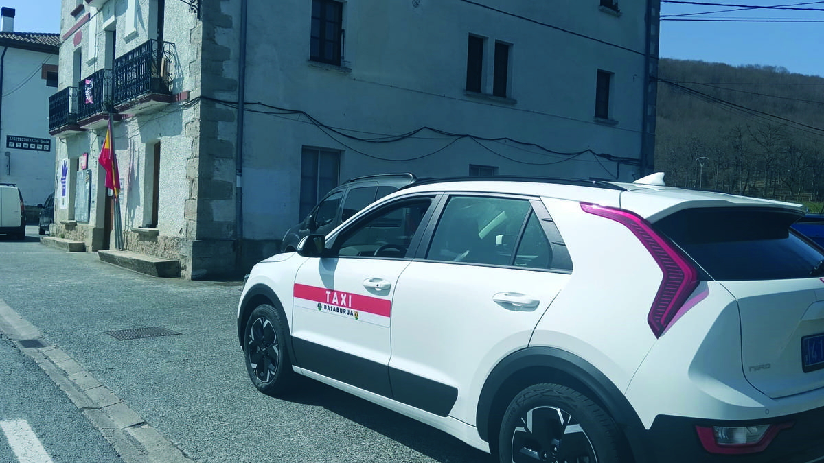 Diruz lagundutako taxi zerbitzua Basaburuan