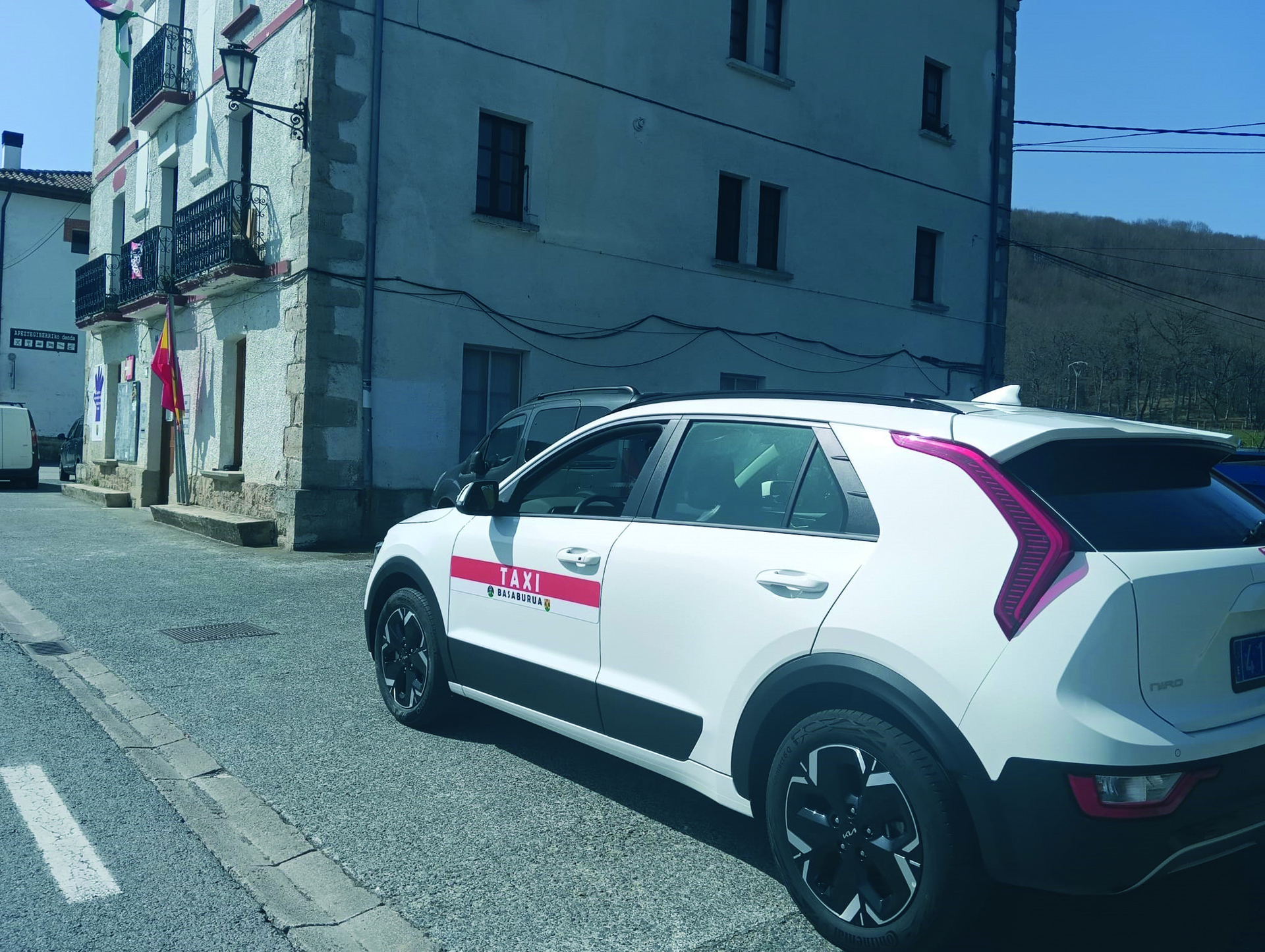 Diruz lagundutako taxi zerbitzua Basaburuan