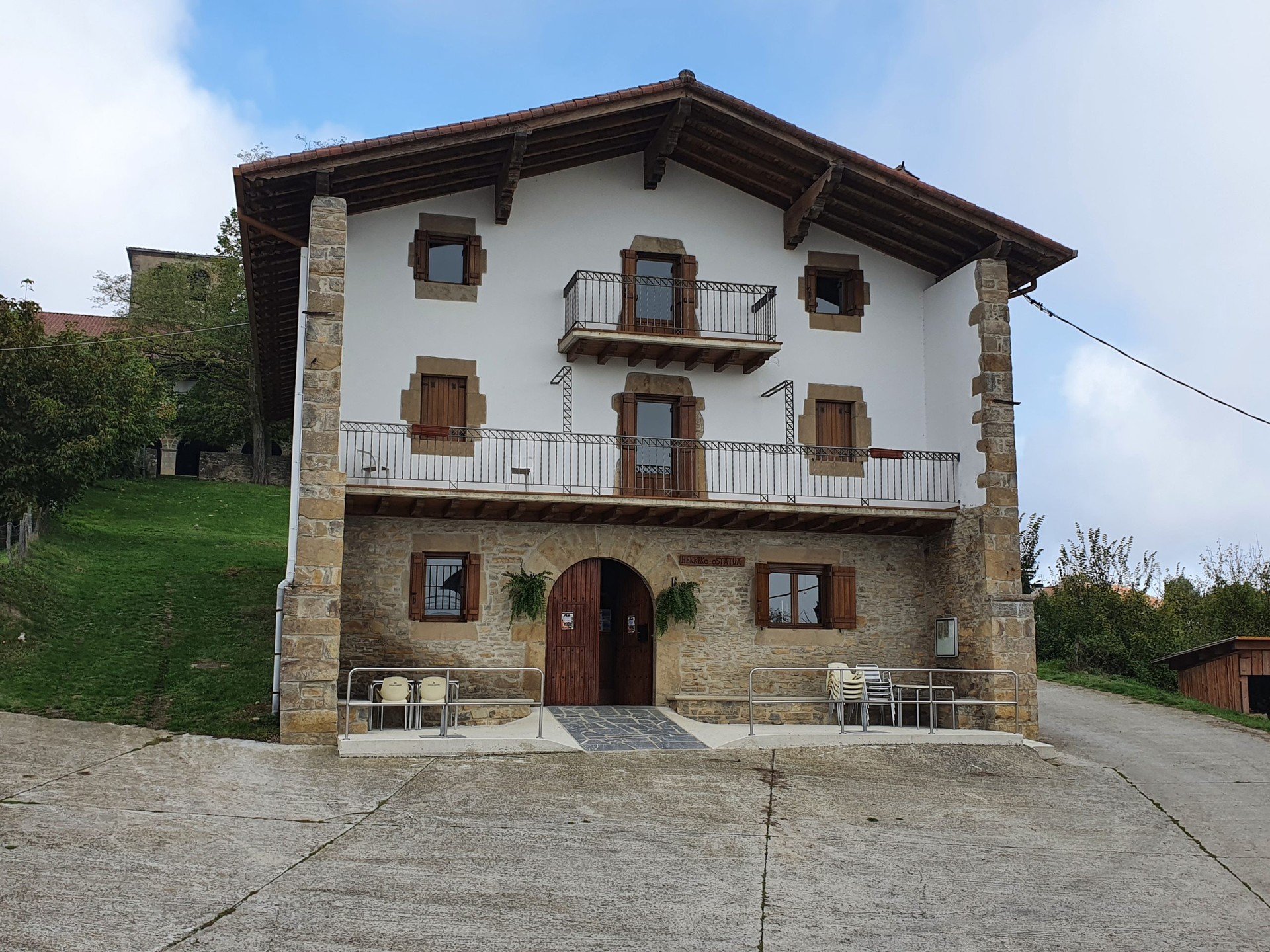 Ostatuak, berriz zabalik