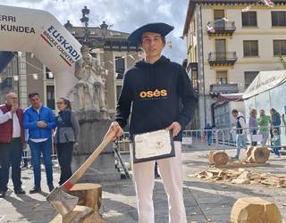 Beñat Senosiainek Euskadiko Aizkolari Gazteen txapela eskuratu du Balmasedan