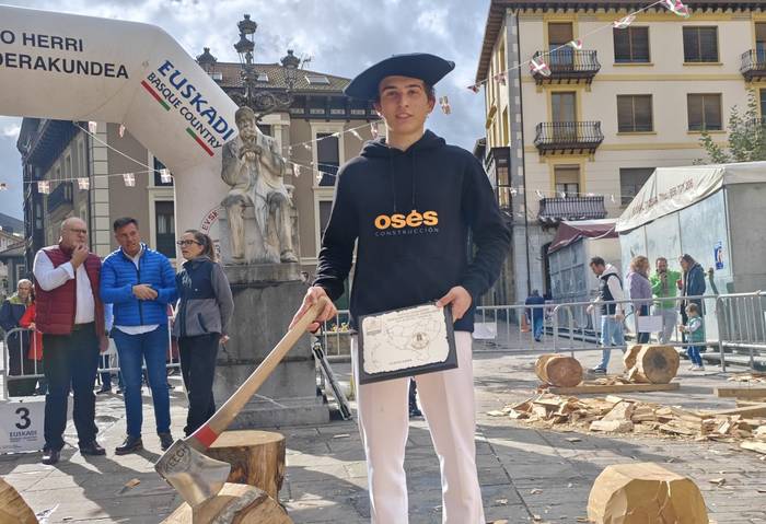 Beñat Senosiainek Euskadiko Aizkolari Gazteen txapela eskuratu du Balmasedan