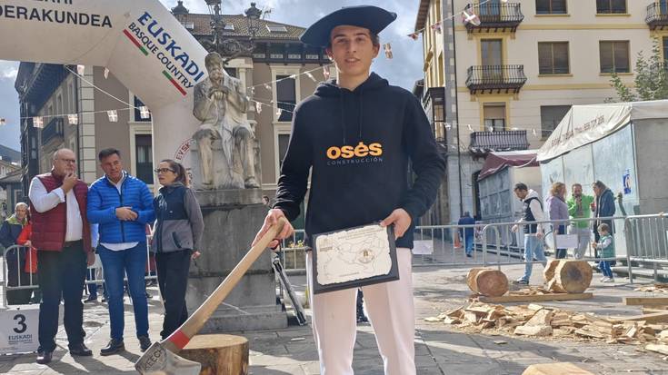 Beñat Senosiainek Euskadiko Aizkolari Gazteen txapela eskuratu du Balmasedan