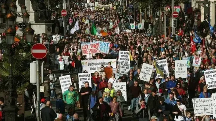 Irlandan txorroteko ura pribatizatu nahi izan zutenekoa