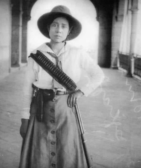 Carmen Parra, Coronela Analís
