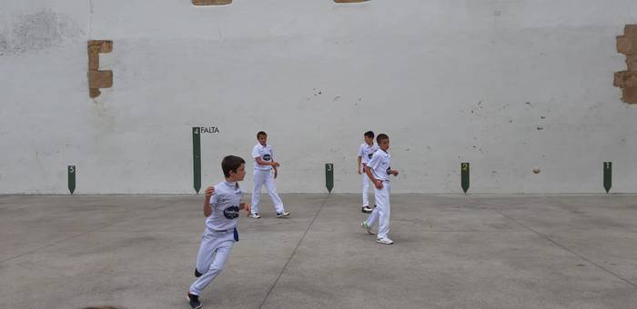 Pilota partidak antolatu zituen Ultzamako eskolak