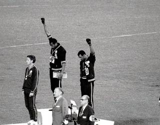 Peter Norman,  podiumean Pantera Beltzen agurra egin zuten bi atleten kidea