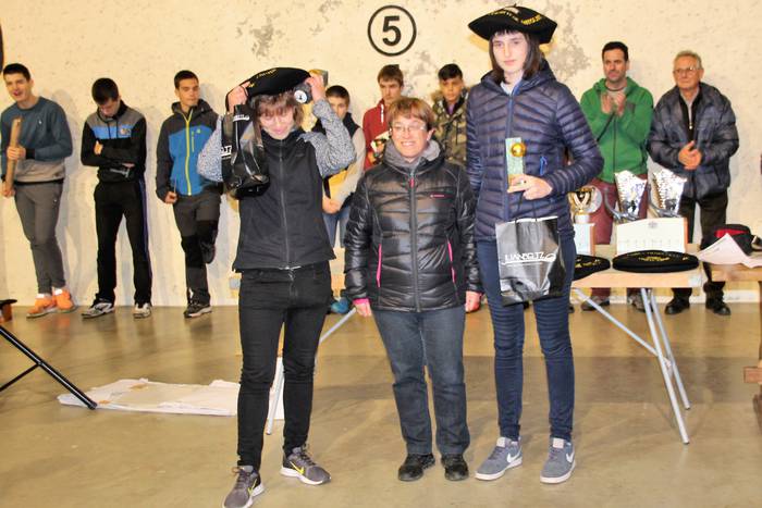 Maddi Unanue, Azpeitikoa, eta Olatz Ruiz de Larramendi, Eulatekoa, irabazi zuten txapela nesken kategorian