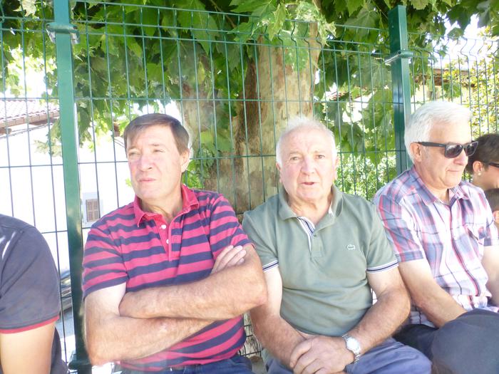 Itzalean aizkolarien begira
