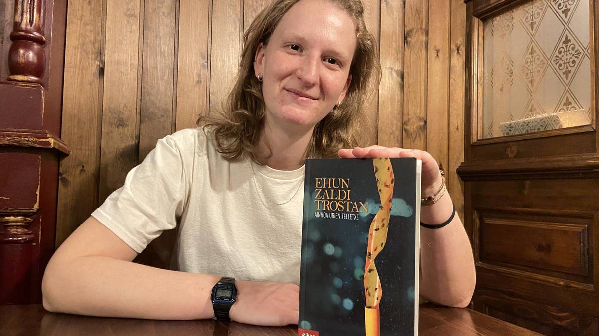 'Ehun zaldi trostan' liburua aurkeztuko du ostegunean Ainhoa Urien Telletxek Larraintzarren