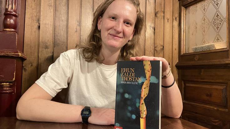 'Ehun zaldi trostan' liburua aurkeztuko du ostegunean Ainhoa Urien Telletxek Larraintzarren