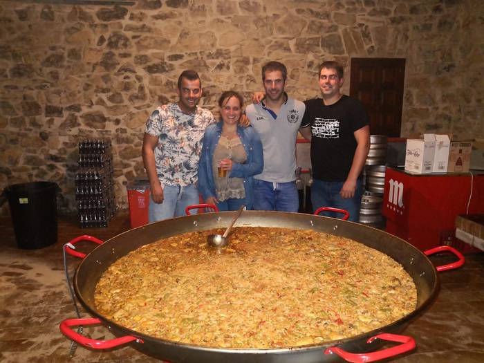 Tamainazko paellada egin zuten