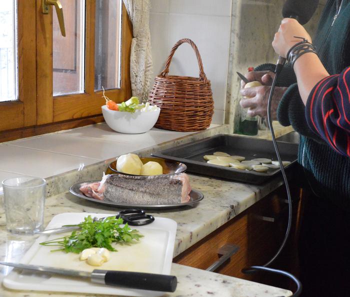Lehenengo, patatak zuritu eta labean egin
