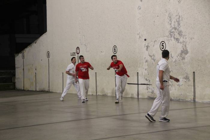 Amaitu da Basaburuko eta Imozko pilota goxoko txapelketa