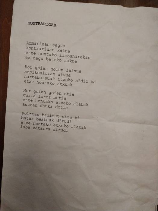 Itsason, deus ematen ez duten etxeetan abesten dituzten koplak