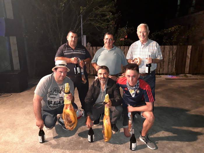 Mus txapelketako irabazleak, urdaiazpikoa eskuetan, Mikel Jaunarena eta Santi Espinal; 2.ak, Juanito Arangoa eta Jesus Jaunarena, gazta eskuratu zuten; Ta 3.ak txorizoa, Juanjo, Miguelito eta Aimar