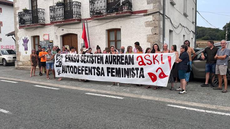 Herritar ugari bildu da Basaburuan gertatutako eraso matxista salatzeko