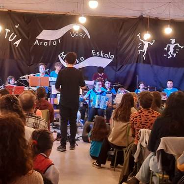 Aralar Musika Eskolako kontzertua eta dantza-bertso emanaldia