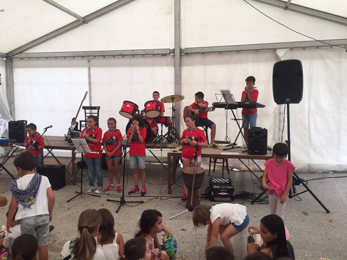 Gu Rockandiak taldean Beñat Larrayoz, Jone Larrayoz, Amaia Mariñelarena, Jaione Mariñelarena, Ane Erice, Iñaki Sarasibar, Peio Mariñelarena eta Xabier Jubera daude