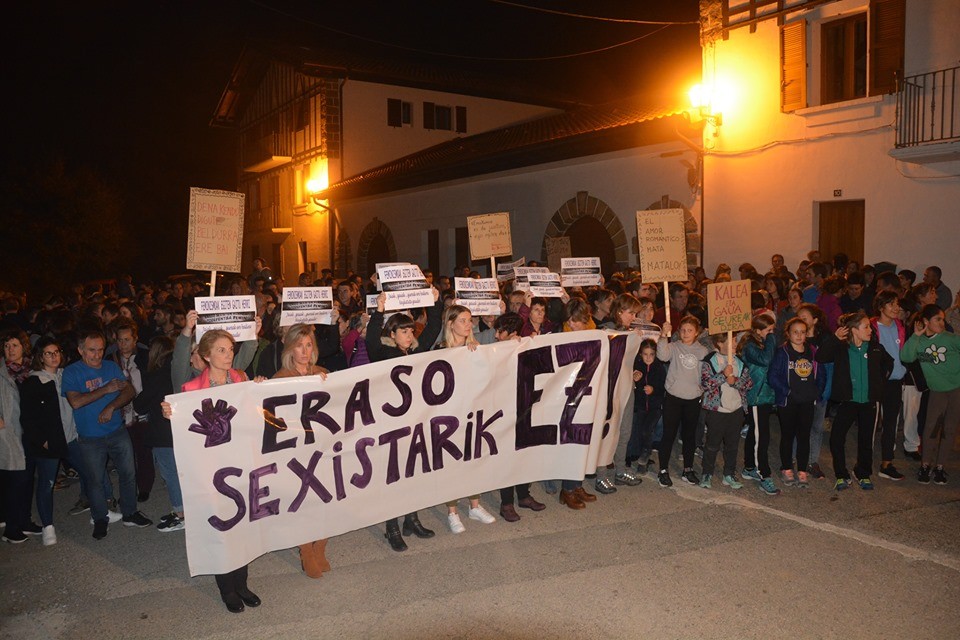 Jende asko batu da asteburuko eraso sexista salatzeko elkarretaratzera