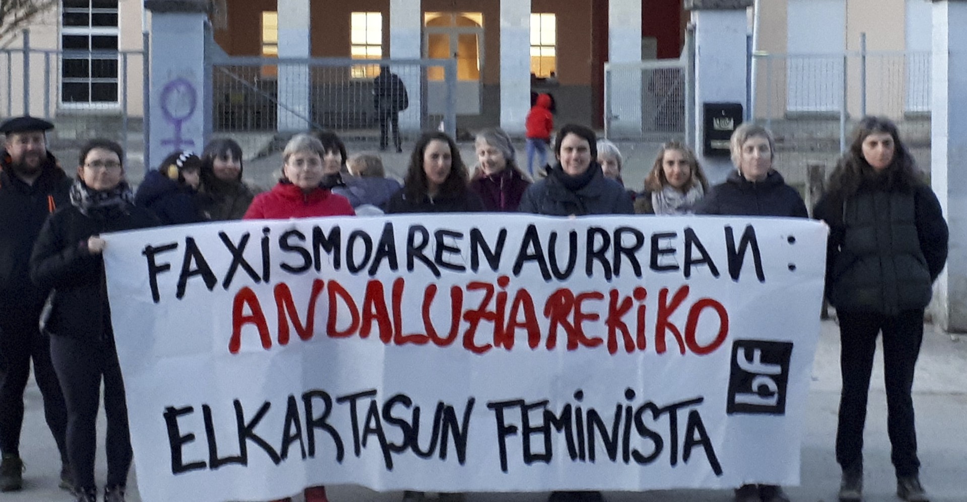 Andaluziar herriarekin elkartasunez elkarretaratzea egin zuten atzo Jauntsaratsen