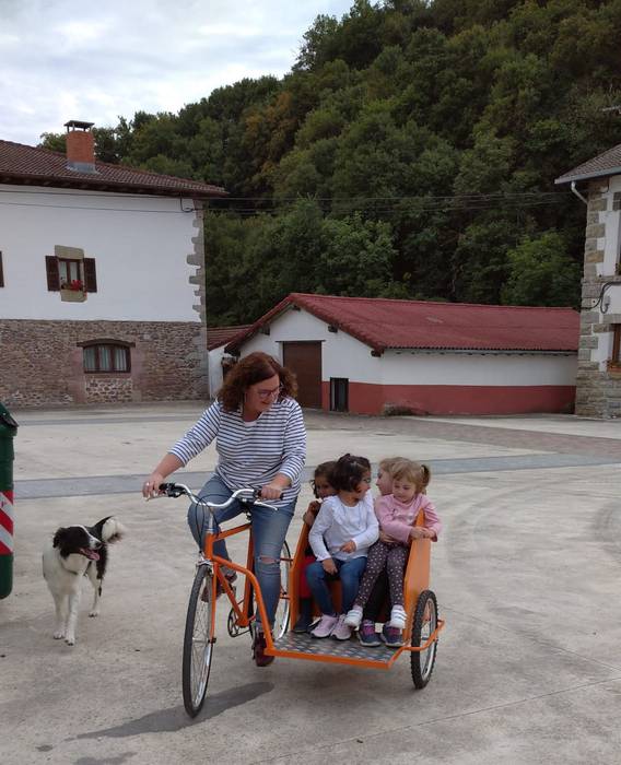 Umeak ere ibili ziren bizidekarran, Olaguen