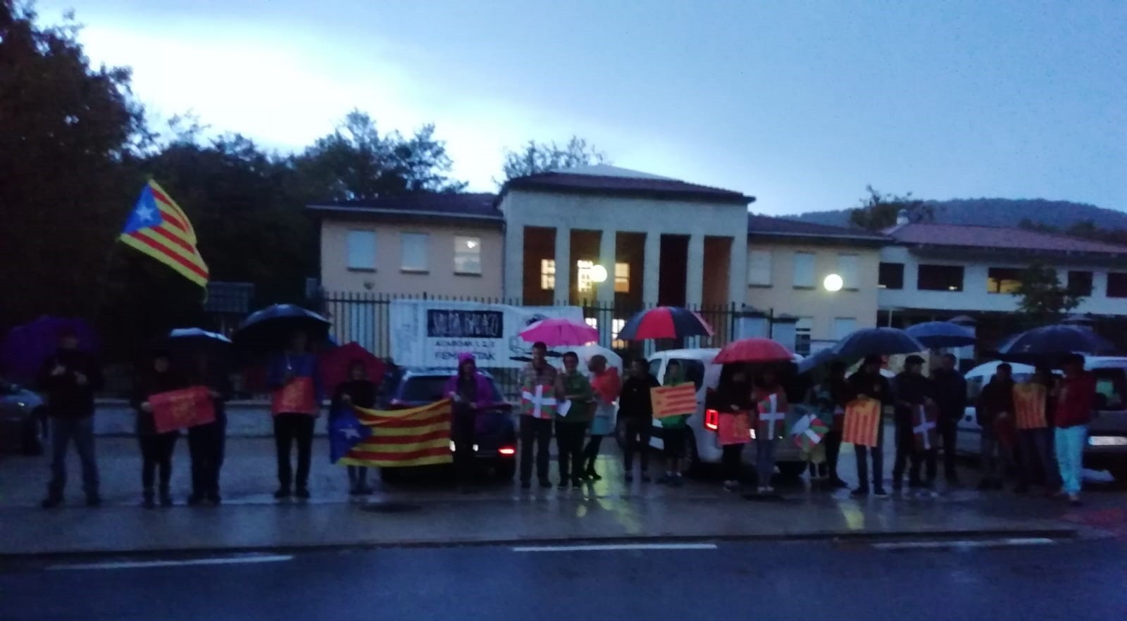 Kontzentrazioa egin zuten Jauntsaratsen, kataluniako procésaren aurkako epaia gaitzesteko