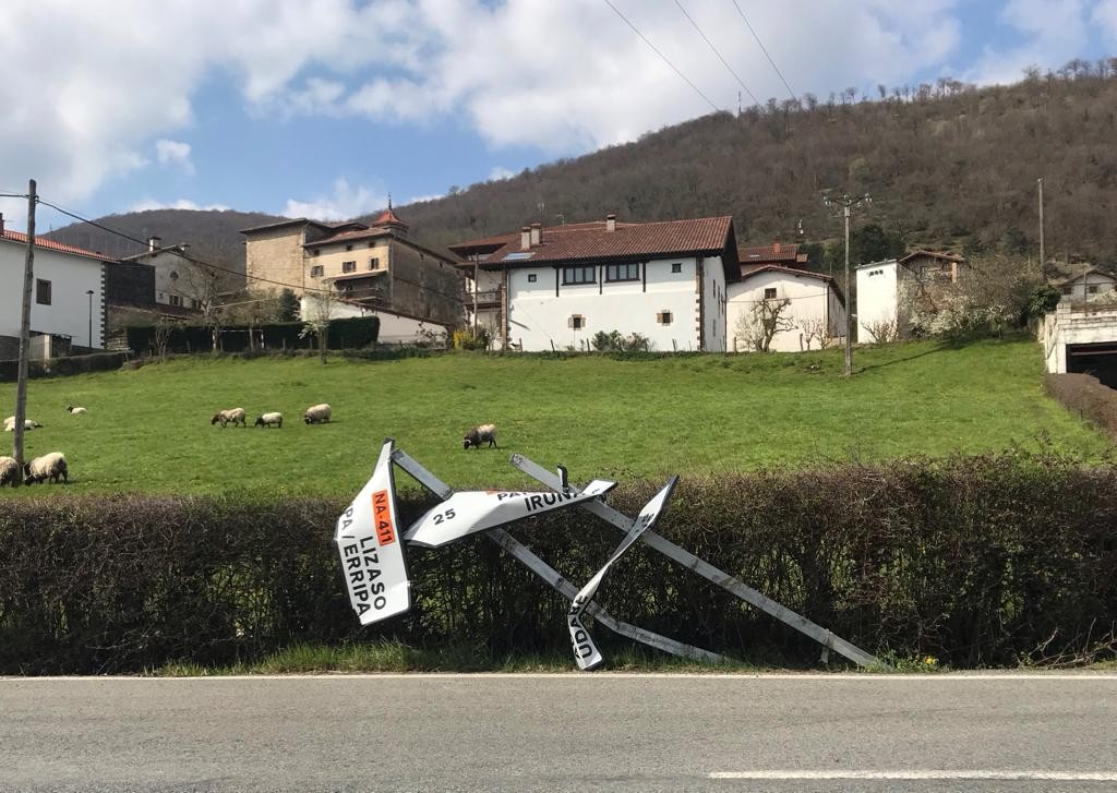 Larraintzarko bidegurutzeko seinalea hondatuta