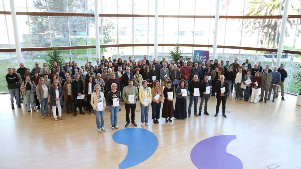 Batuz Aldatu ekimenaren sustatzaileei galdezka