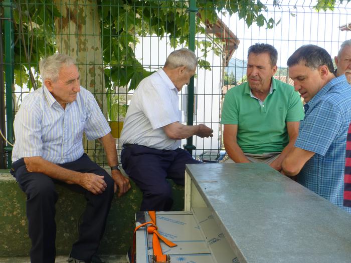 Barraren arrimuan. Zerbitzaririk ez dute.