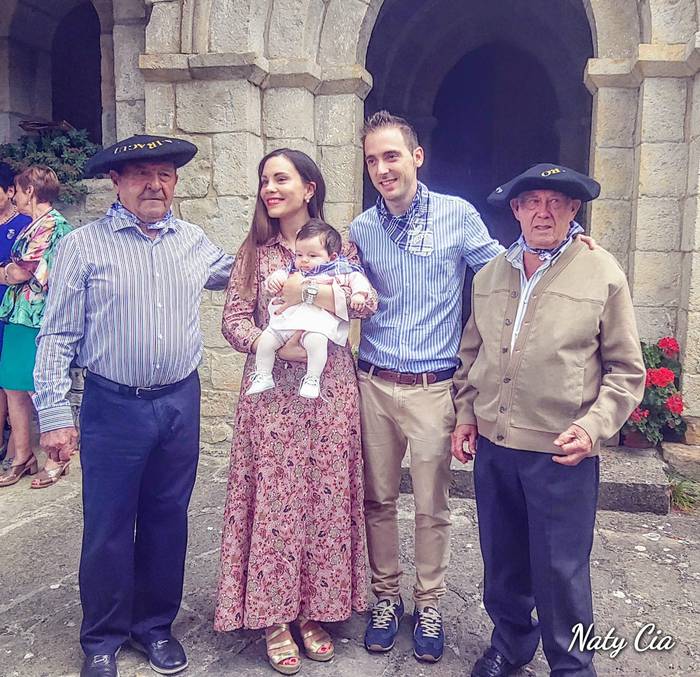 Mezaren ondoren Jose Angel Iragi eta Martin Garro heldueei eta aurten jaiotako Uxue Oyareguiri
