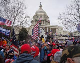 Trumpen eskuin muturreko jarraitzaileek Kapitolioa erasotu zuteneko zirkua