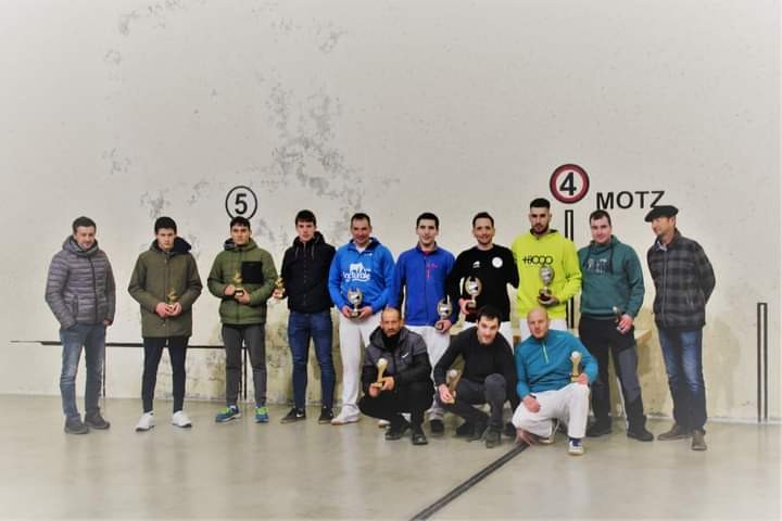 Pilota goxoko txapelketa bukatuta, pala eta frontenis