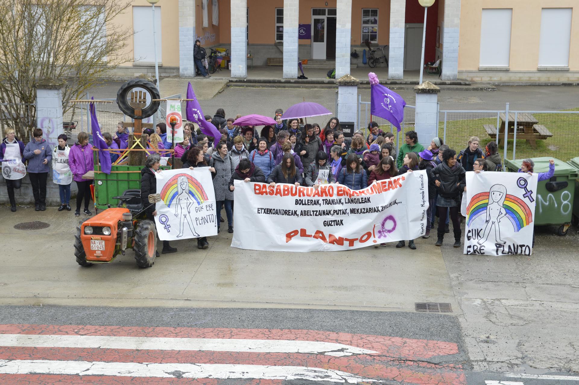 Azaroaren 25aren bueltan egitarau zabala antolatu dute eskualdean