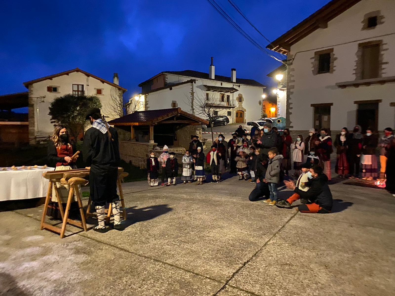 Eskualdea prestatzen ari da Olentzero eta Mari Domingiren etorrerarako