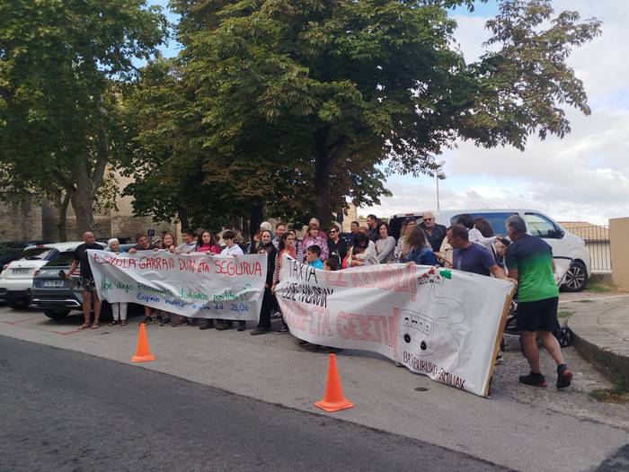 Basaburuko eskolako gurasoak eta Garraldakoak elkarrekin protestan