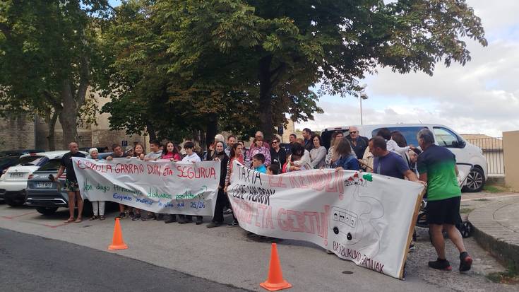 Basaburuko eskolako gurasoak eta Garraldakoak elkarrekin protestan