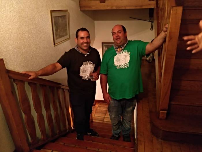 Mikel eta Iñaki Jaunarena neba-anaiak, aurtengo pestetarako egindako kamisetarekin